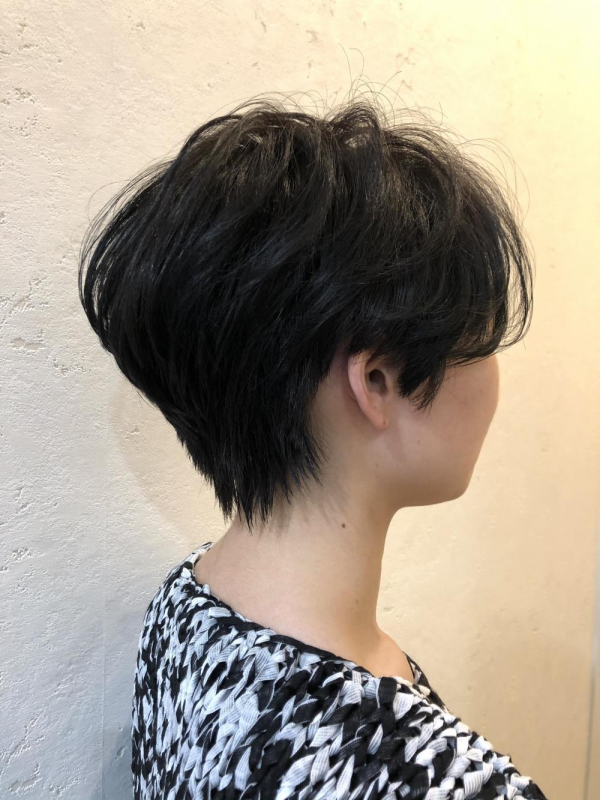 ダークカラー×ショートスタイル